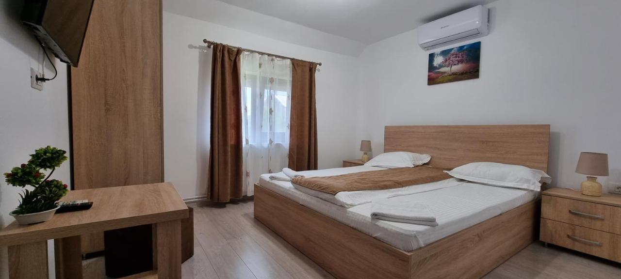 Cusali Pensiune Topolovatu Mare Esterno foto