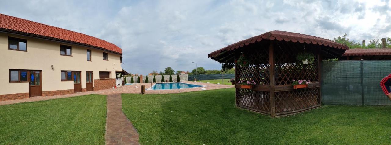 Cusali Pensiune Topolovatu Mare Esterno foto