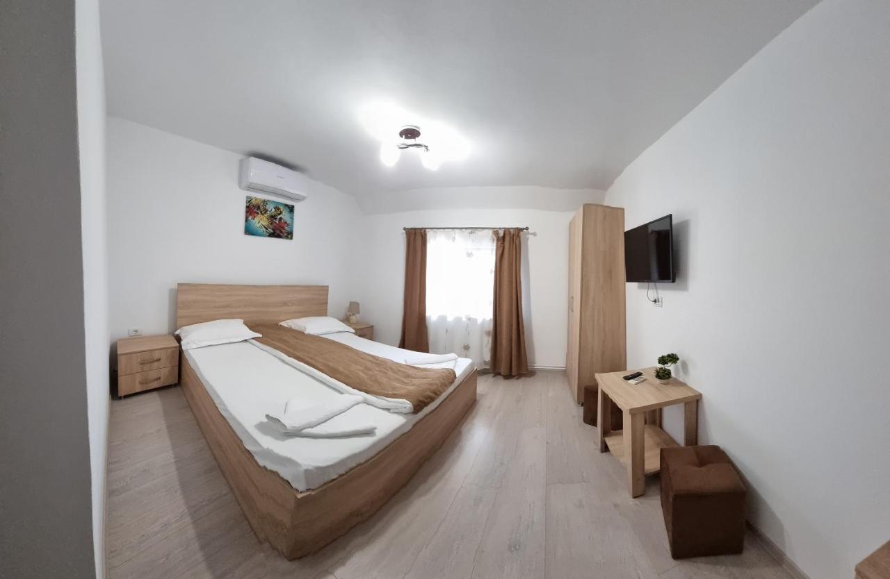 Cusali Pensiune Topolovatu Mare Esterno foto